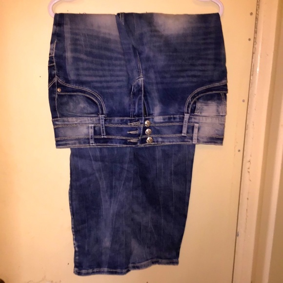3 buttoned blue jeans - Picture 2 of 5